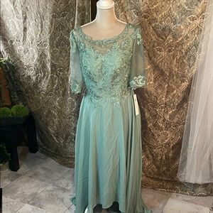 Elegant Seafoam Lace Maxi Dress size 12
